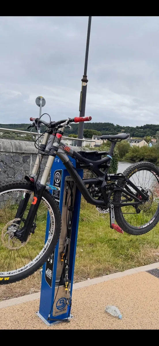 Downhill Specialized Bike Fox Shimano Boxxer - Image 3