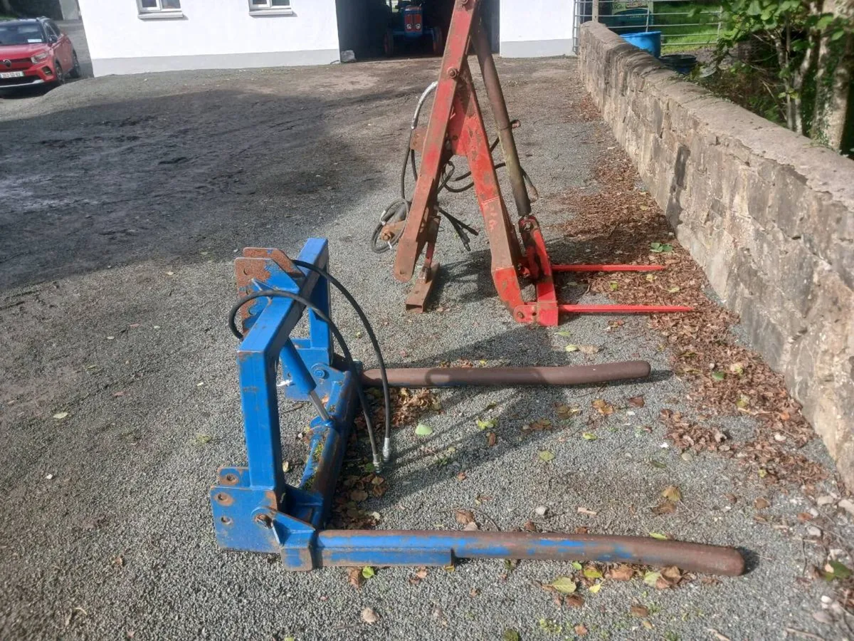 Folding bale carrier bale stacker - Image 1