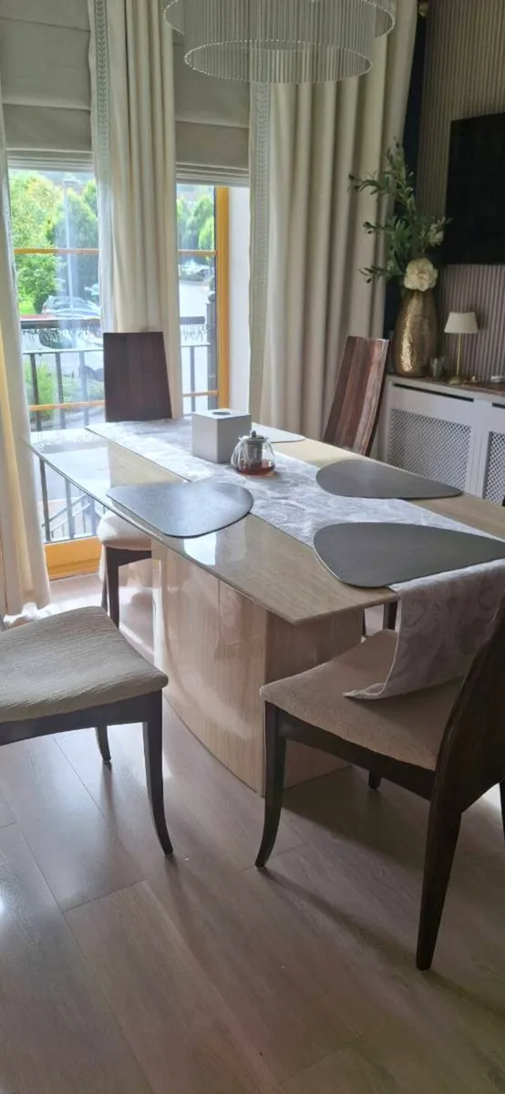 Table and chairs - Image 1