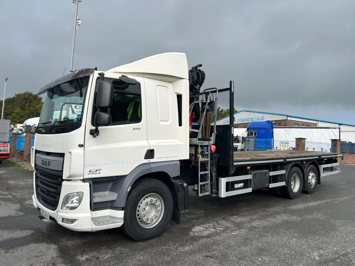 2016 Daf cf370 6x2 flat with 15tm crane - Image 1
