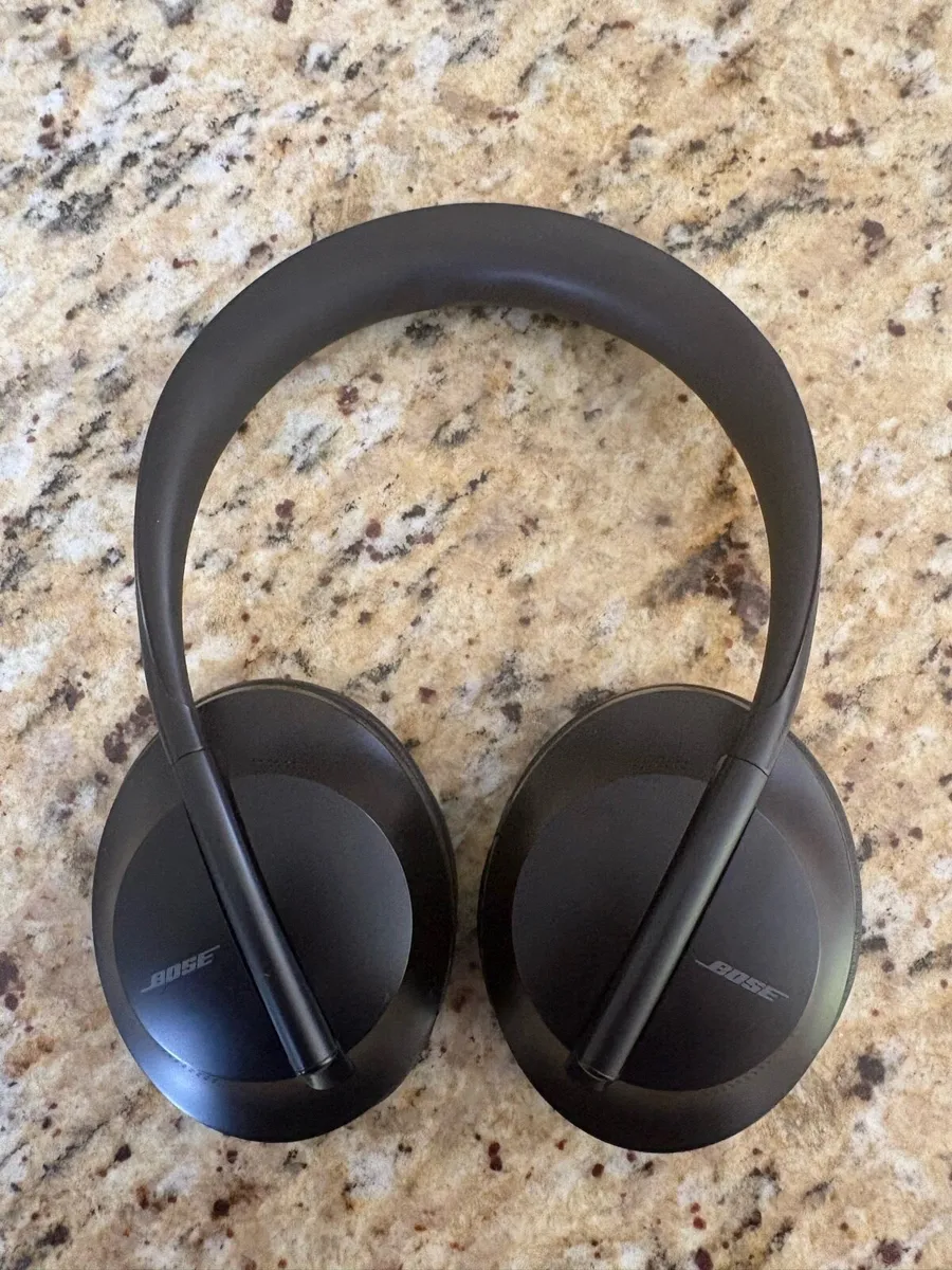 Bose 700 noise cancelling headphones with charging - Image 1