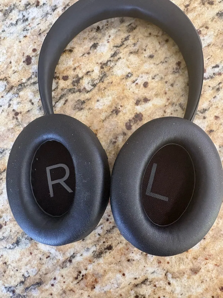 Bose 700 noise cancelling headphones with charging - Image 2