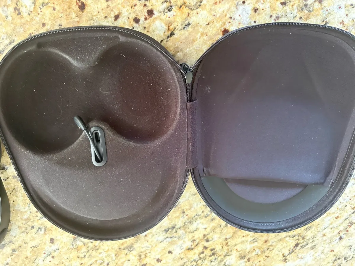 Bose 700 noise cancelling headphones with charging - Image 4