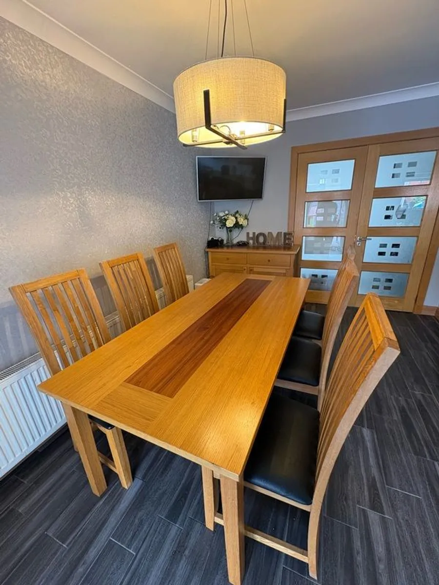 Real wooden table with 6 wooden chairs - Image 1