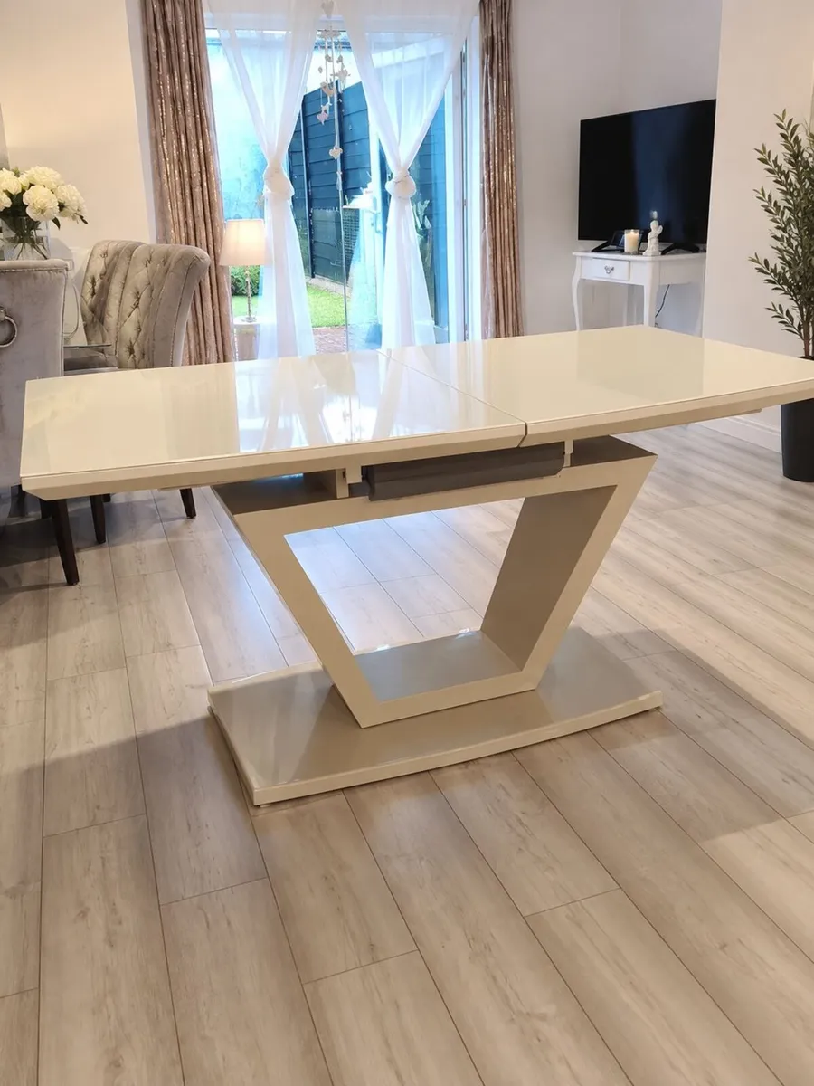Cream extendable dining room table mint condition - Image 1