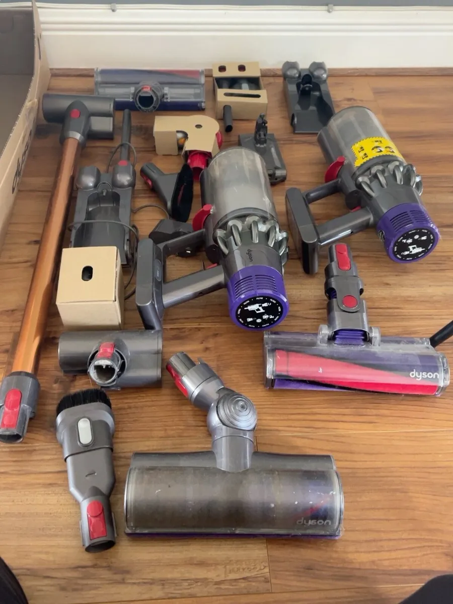2 x Dyson V11 cordless vacuum cleaner + ac