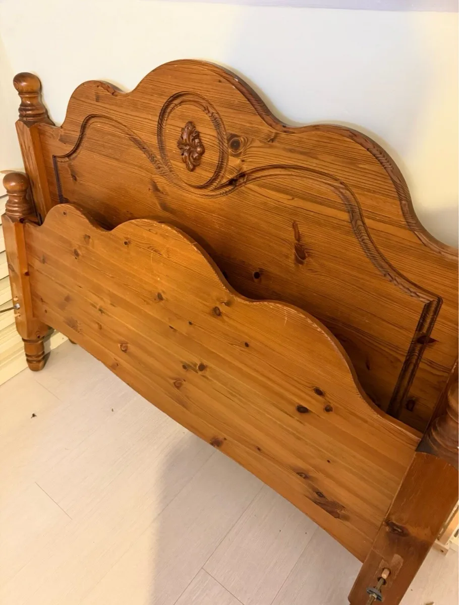 Pine bed, 2x lockers & free standing mirror - Image 1