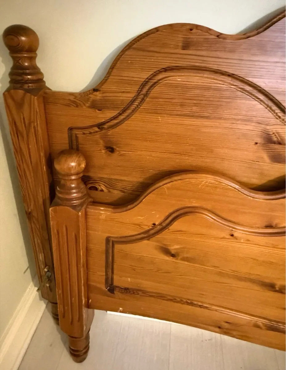 Pine bed, 2x lockers & free standing mirror - Image 2