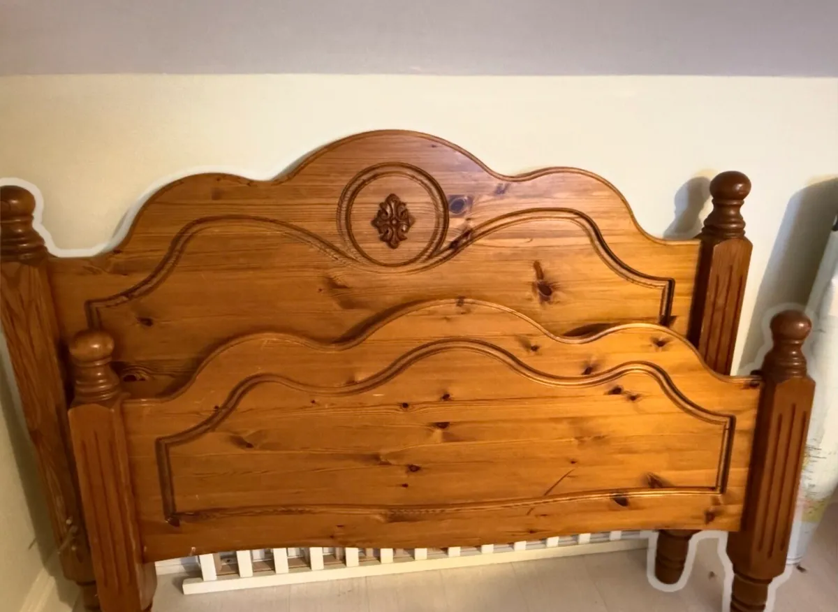 Pine bed, 2x lockers & free standing mirror - Image 3
