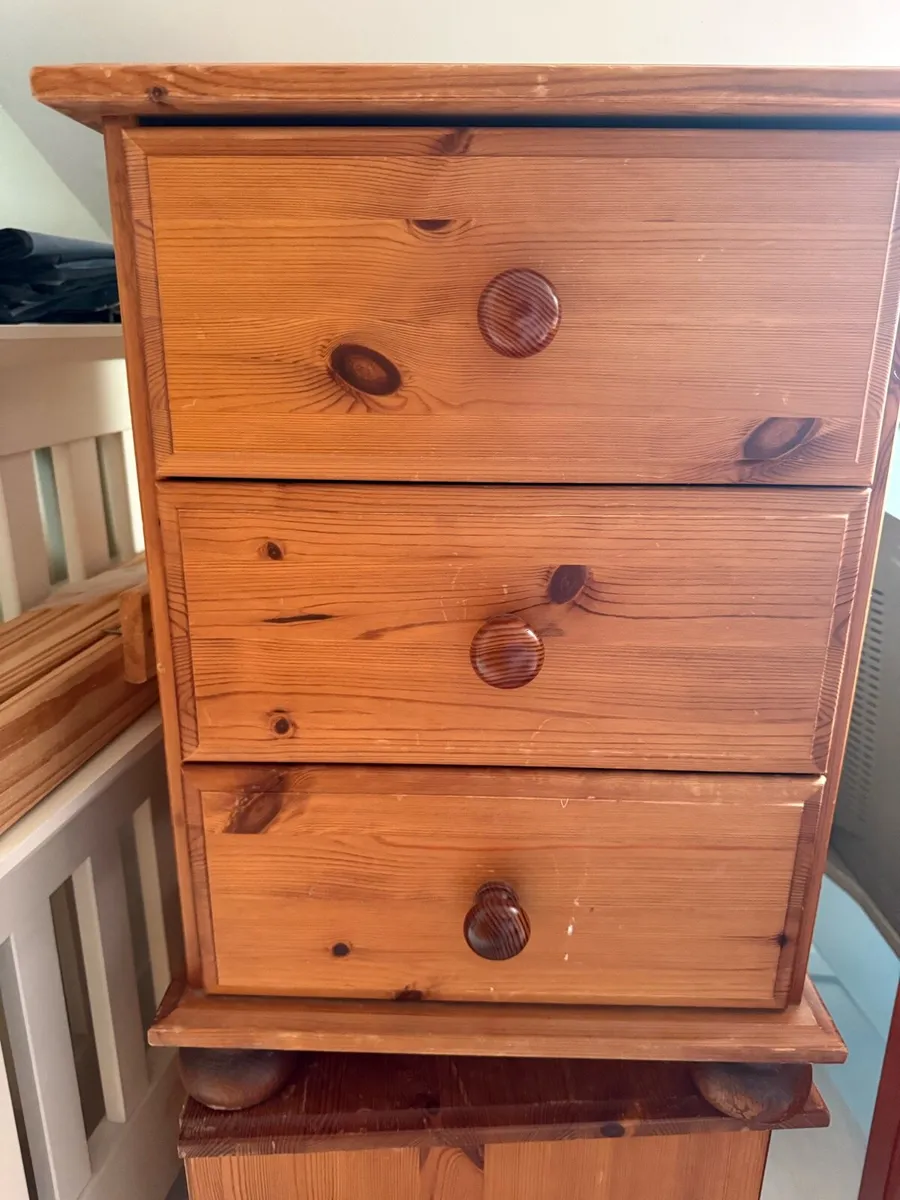 Pine bed, 2x lockers & free standing mirror - Image 4