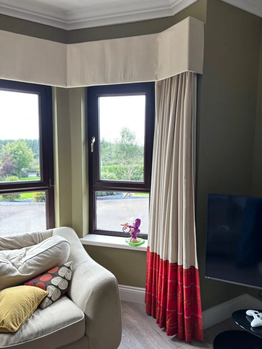 Curtains with matching Roman blind - Image 1