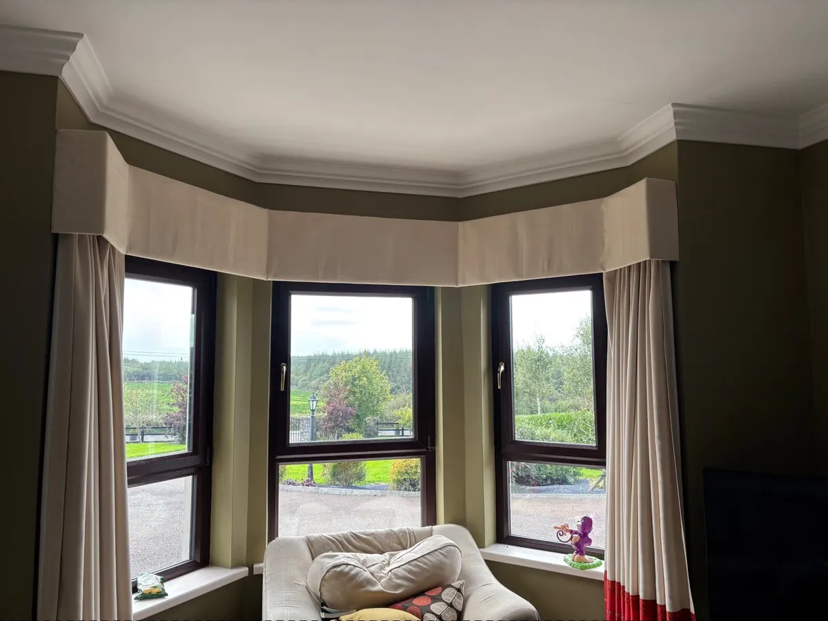 Curtains with matching Roman blind - Image 3