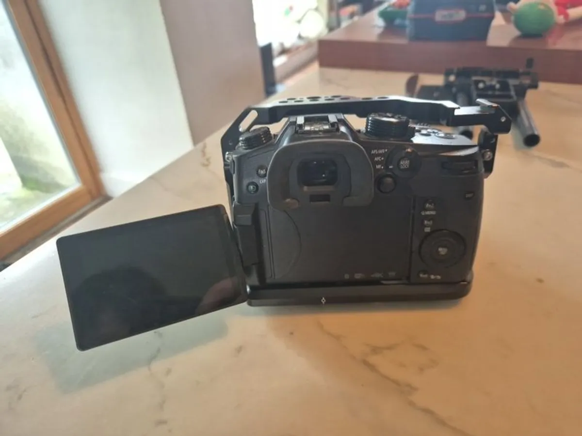 Lumix GH5 + lens and smallrig cage - Image 4
