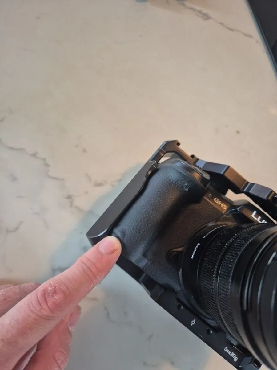 Lumix GH5 + lens and smallrig cage - Image 2