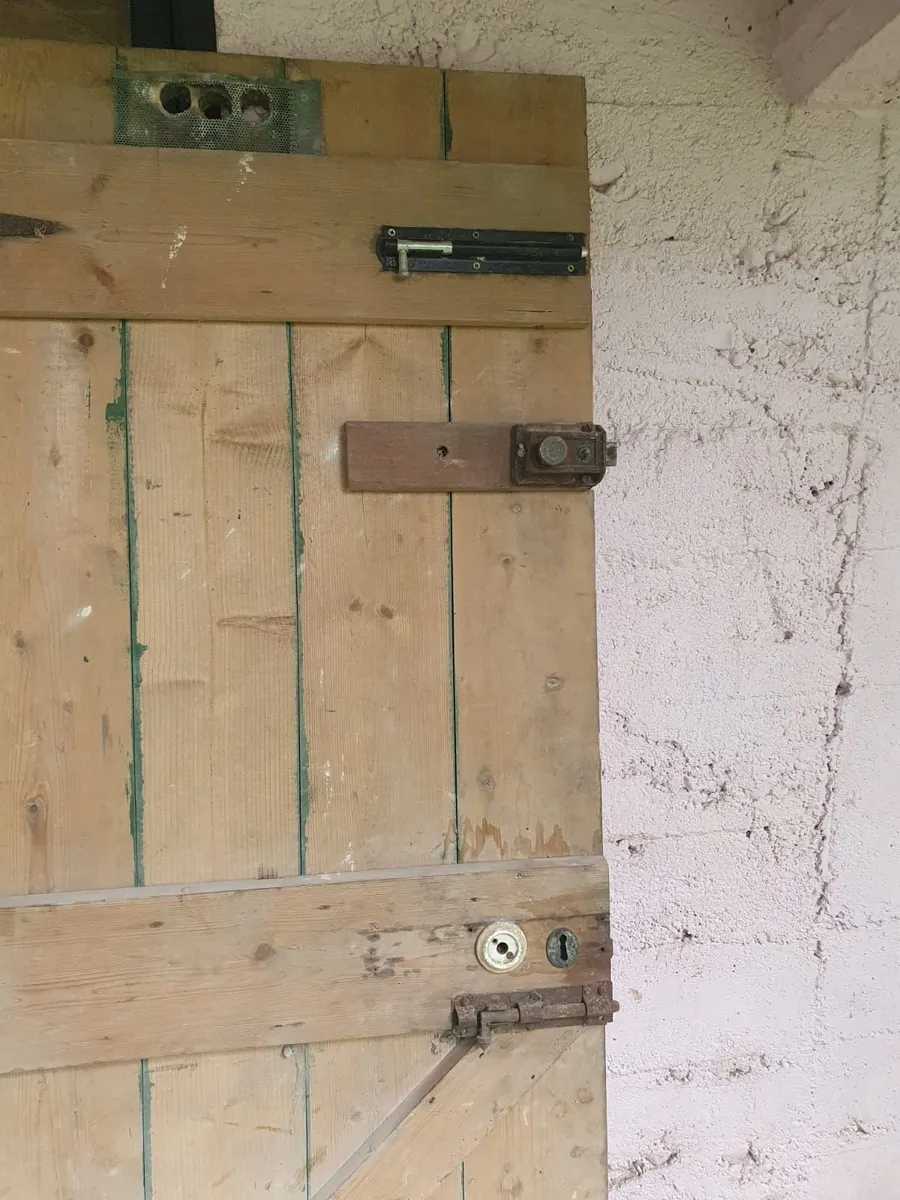 Nice solid wooden door with 3 bolts - Image 2