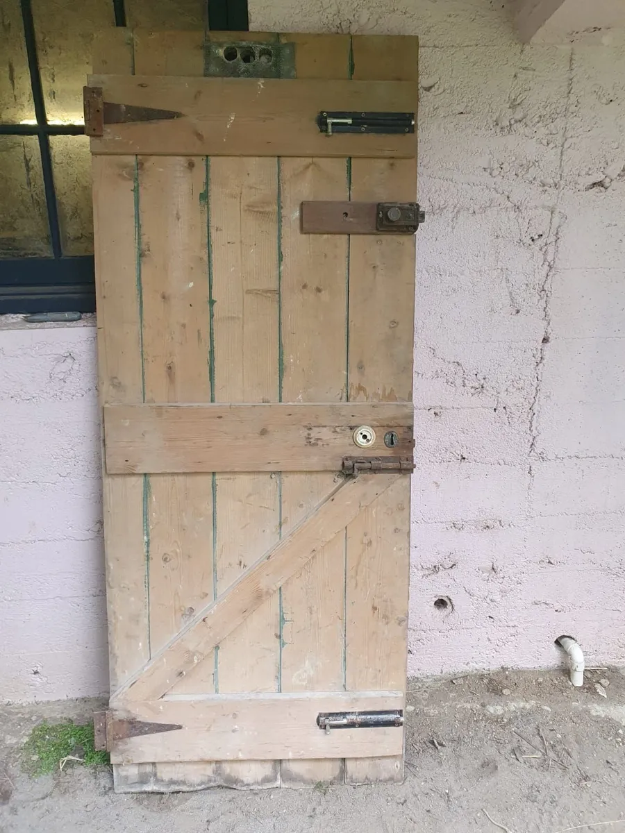 Nice solid wooden door with 3 bolts - Image 1