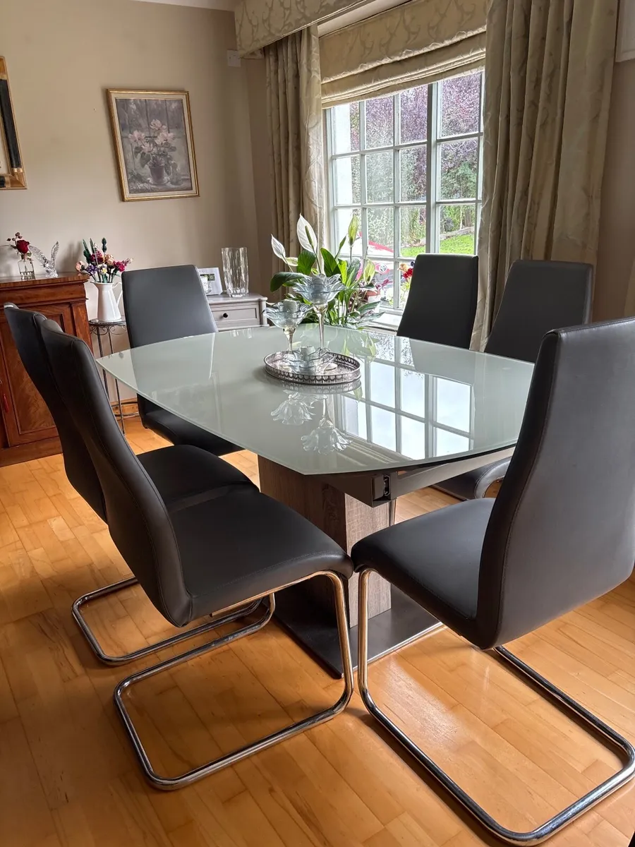 Dining room table and 6 chairs - Image 1