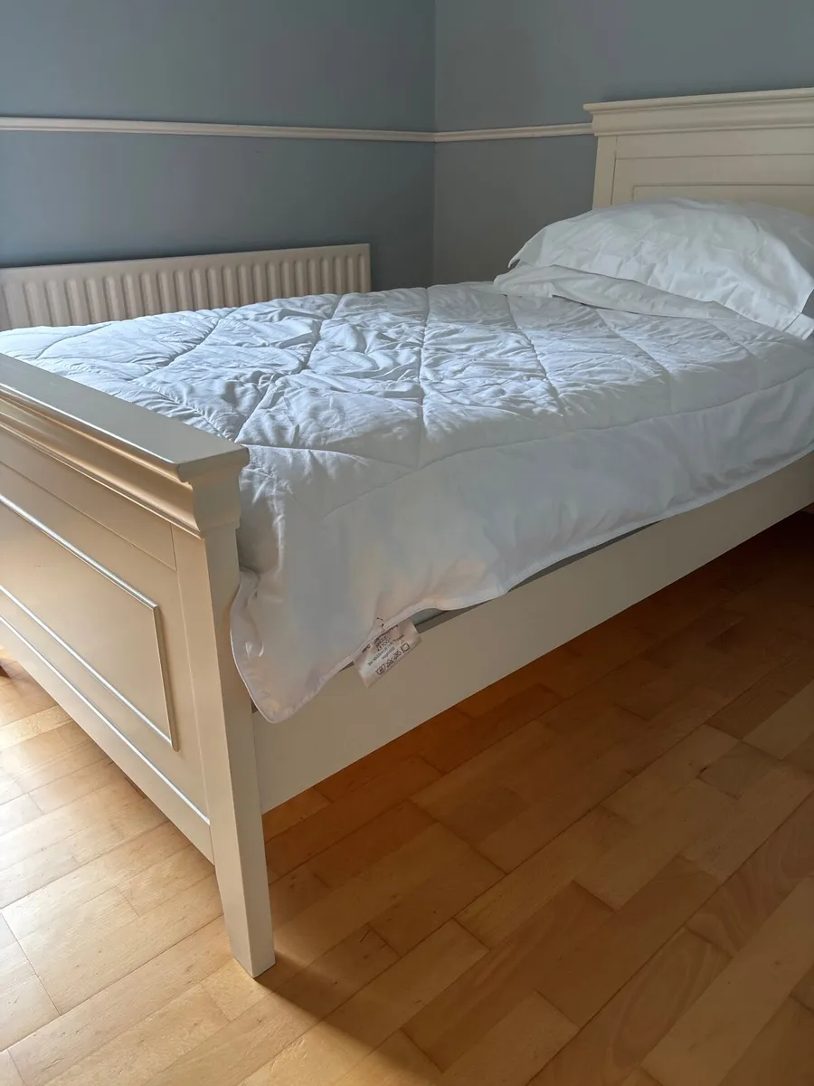 Single bed and locker - Image 2