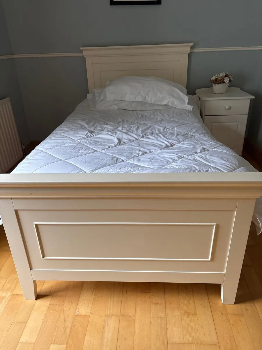 Single bed and locker - Image 1
