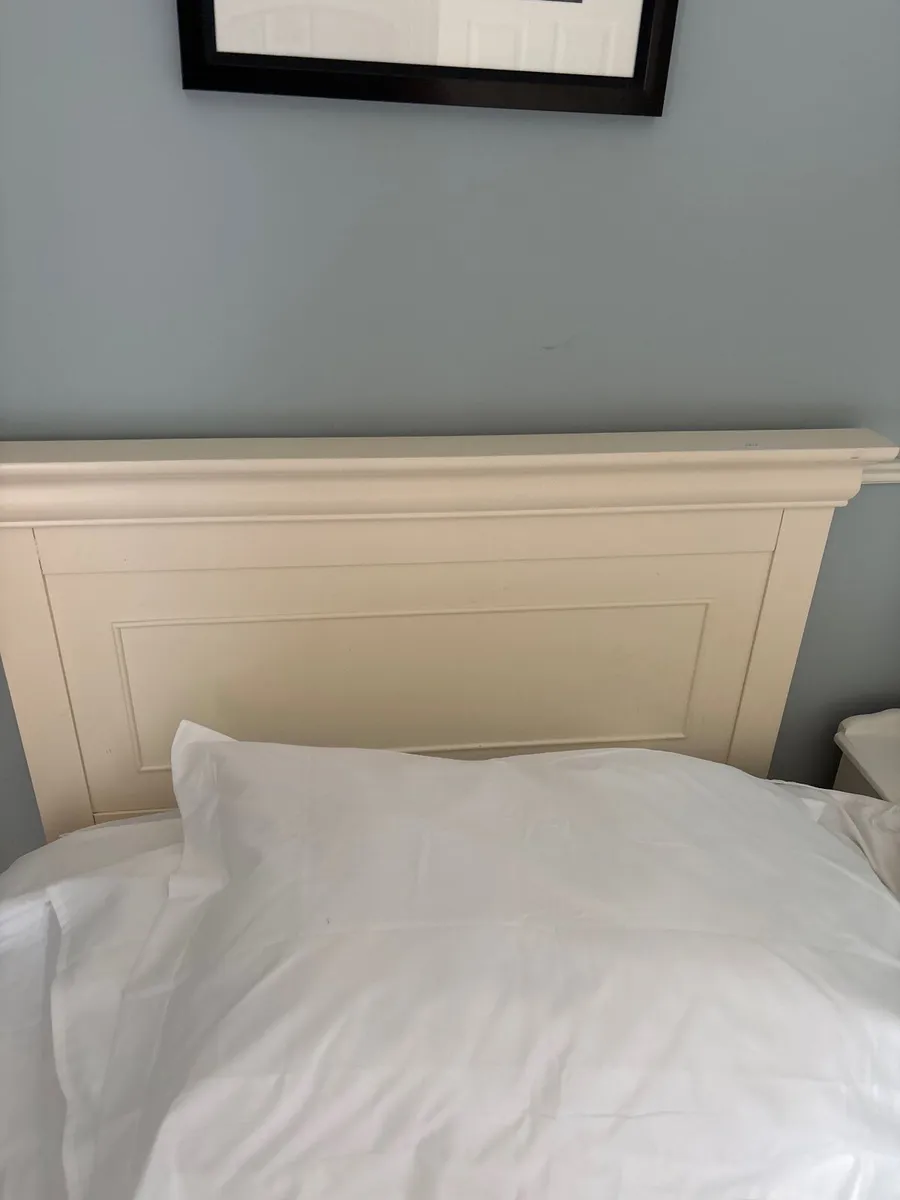 Single bed and locker - Image 3