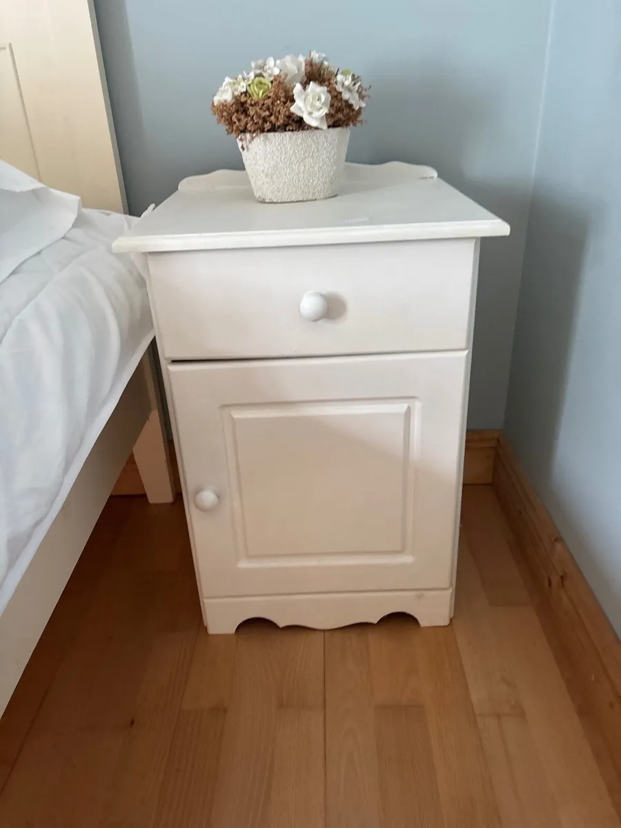 Single bed and locker - Image 4
