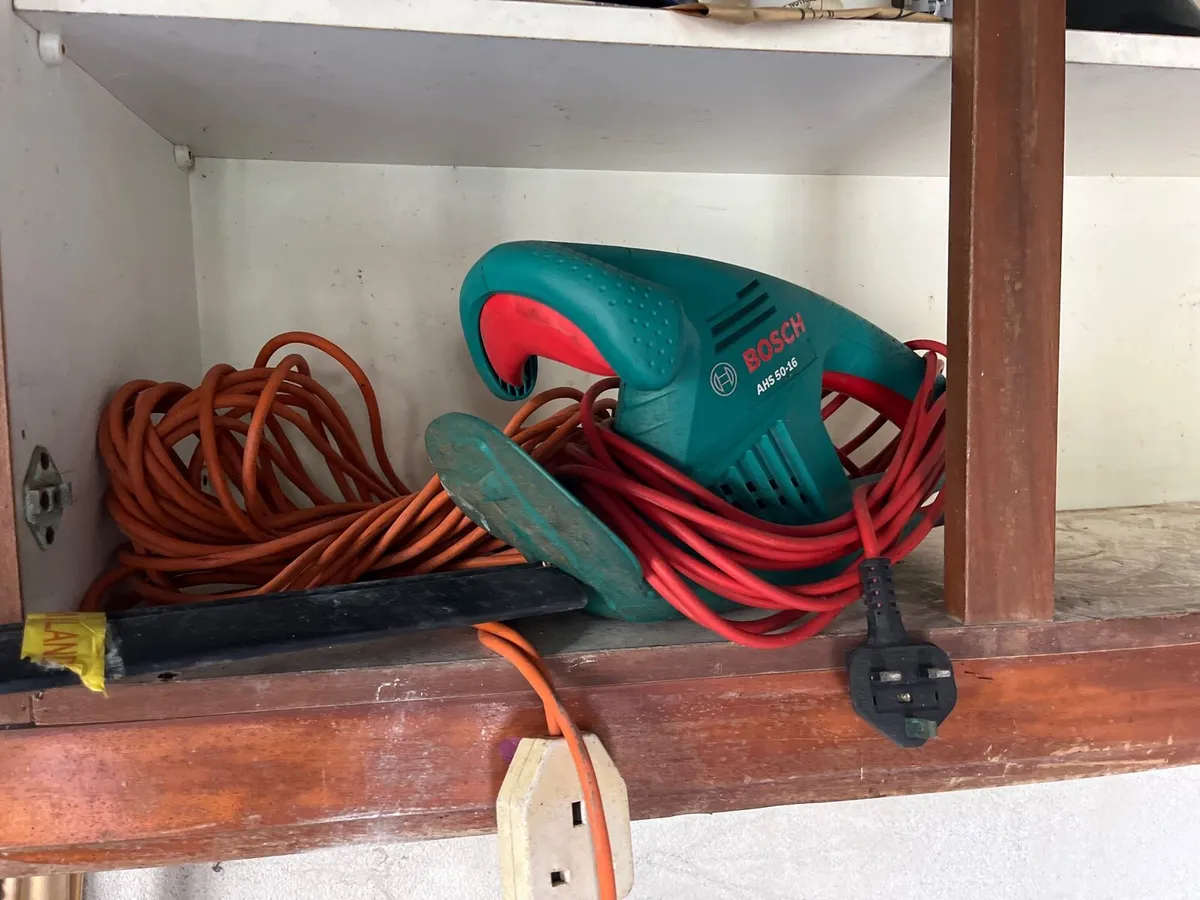 Hedge trimmers and chainsaw - Image 2