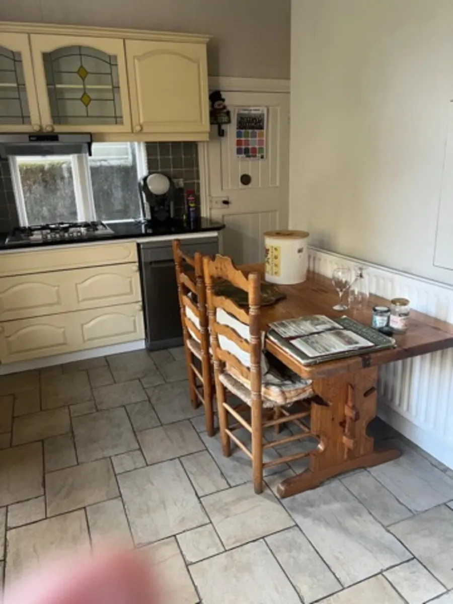Table and 2 chairs good condition