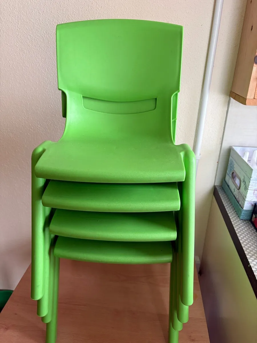 Square wooden children table and chairs - Image 4