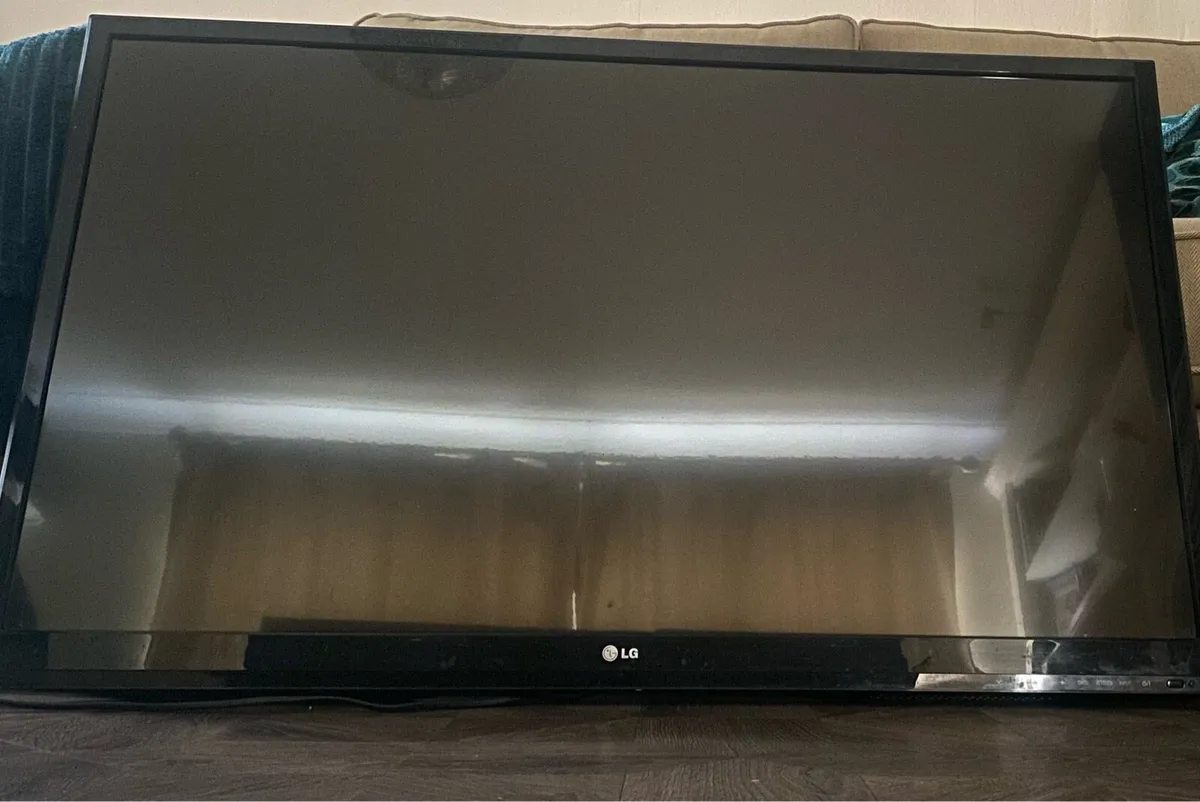 LG 42" Full HD LED TV (Model: 42LS575T) - Image 1