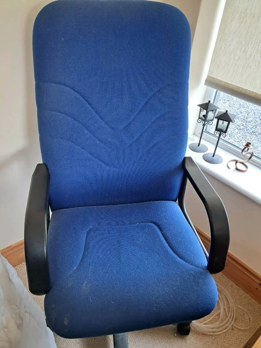 Desk and chair - Image 3