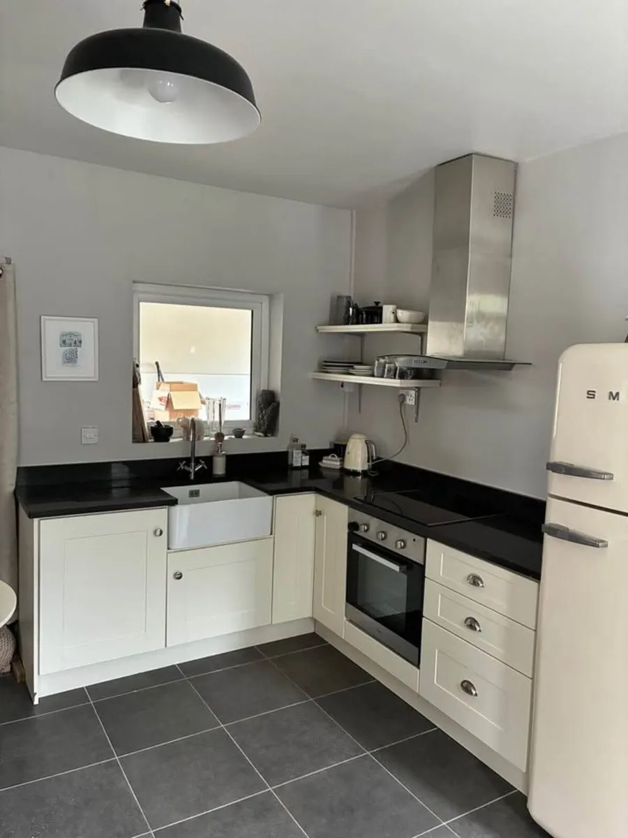 L shape kitchen - Image 1