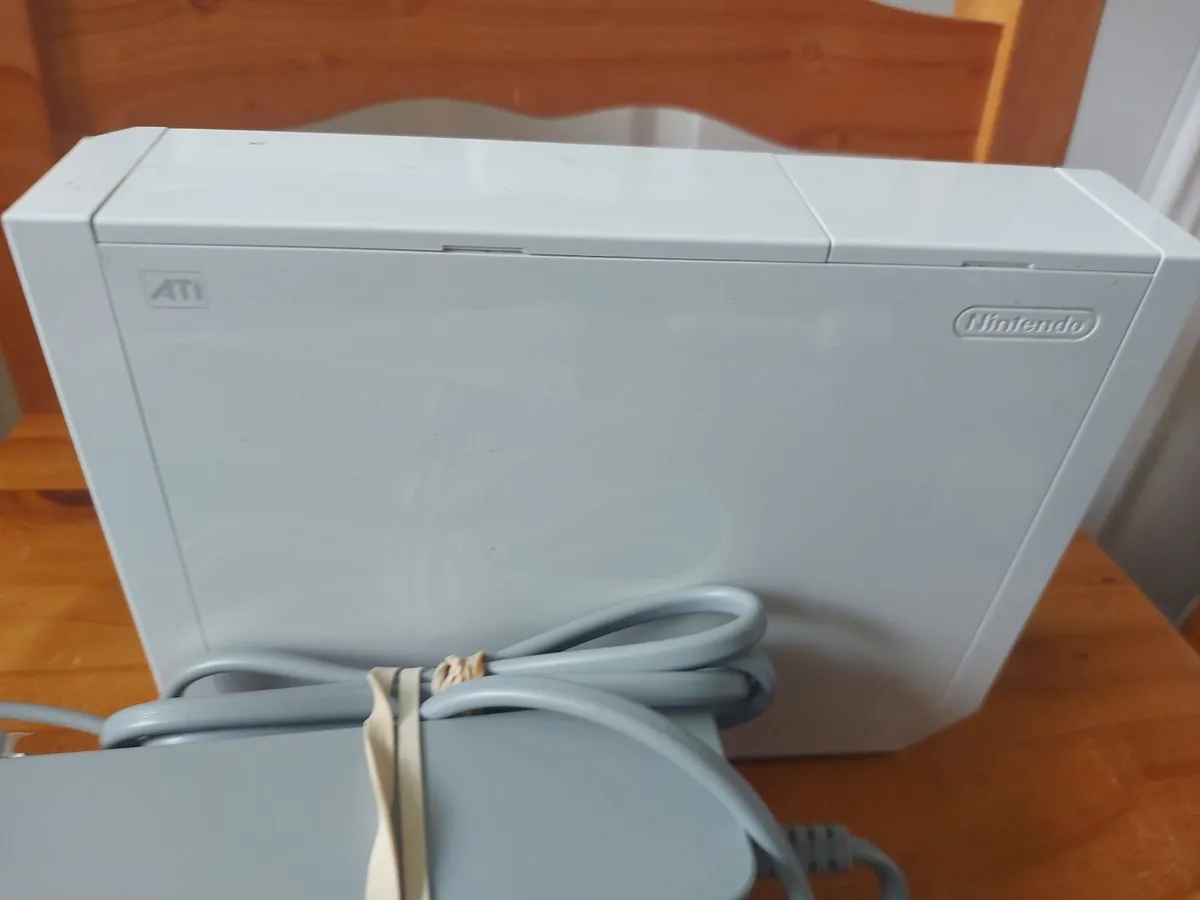 Nintento Wii with Power supply and video cable - Image 4