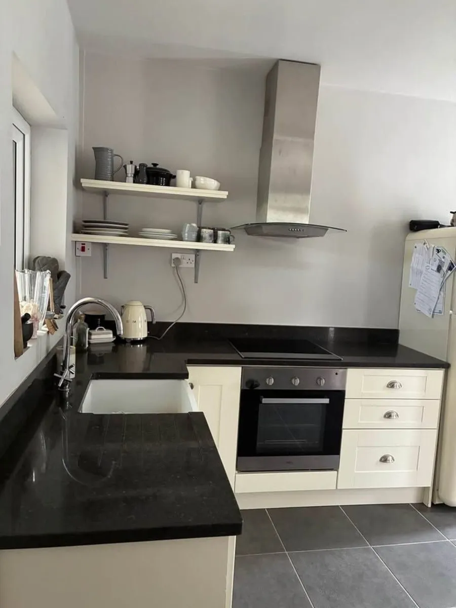 L shape kitchen - Image 4