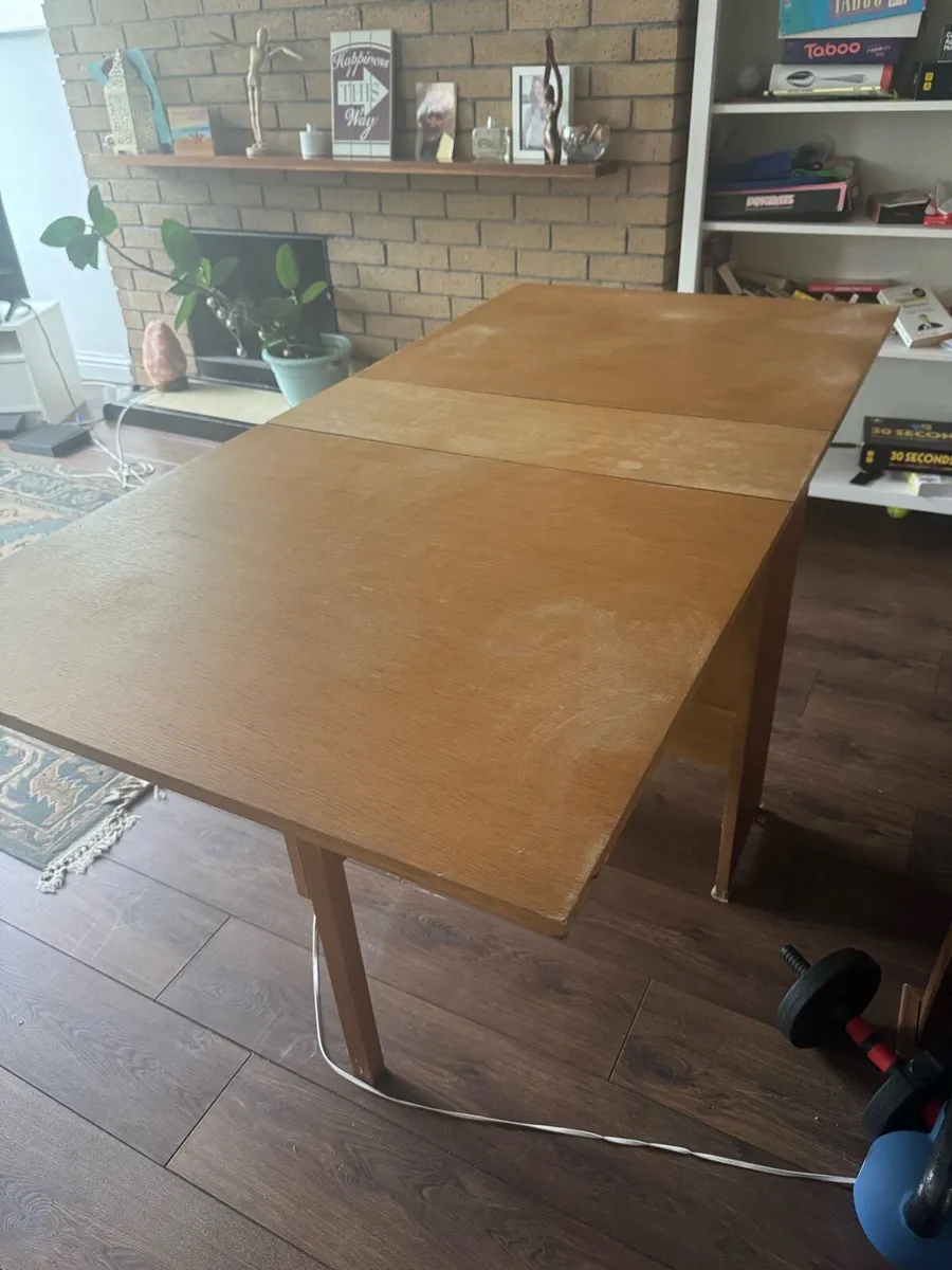 Extendable dining table - Image 1