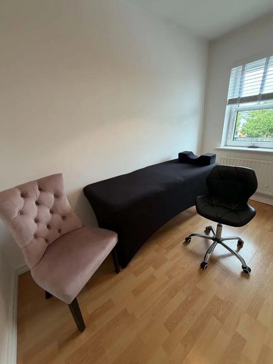 Massage table/beauty bed + Salon chairs - full set - Image 1