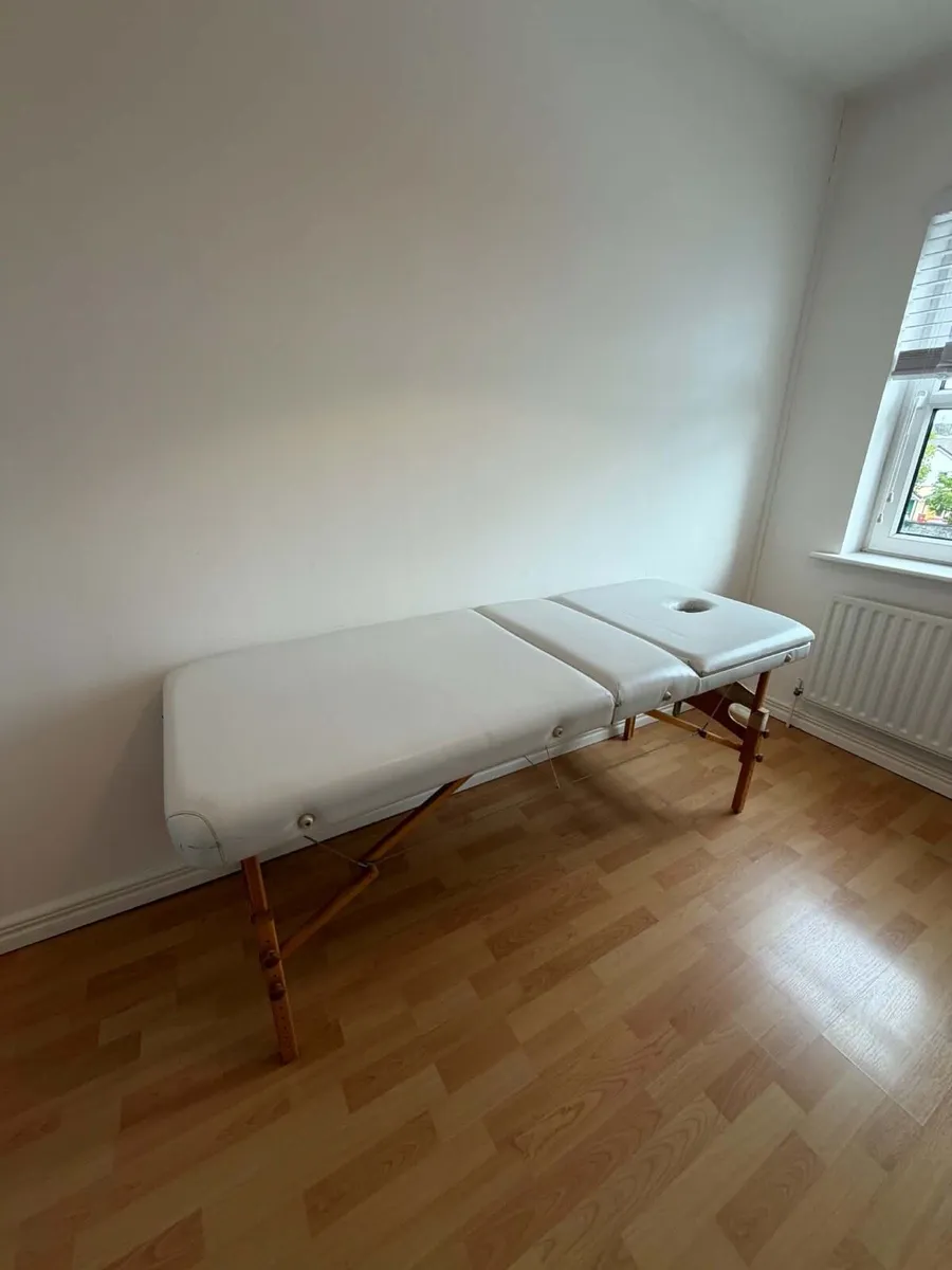 Massage table/beauty bed + Salon chairs - full set - Image 3