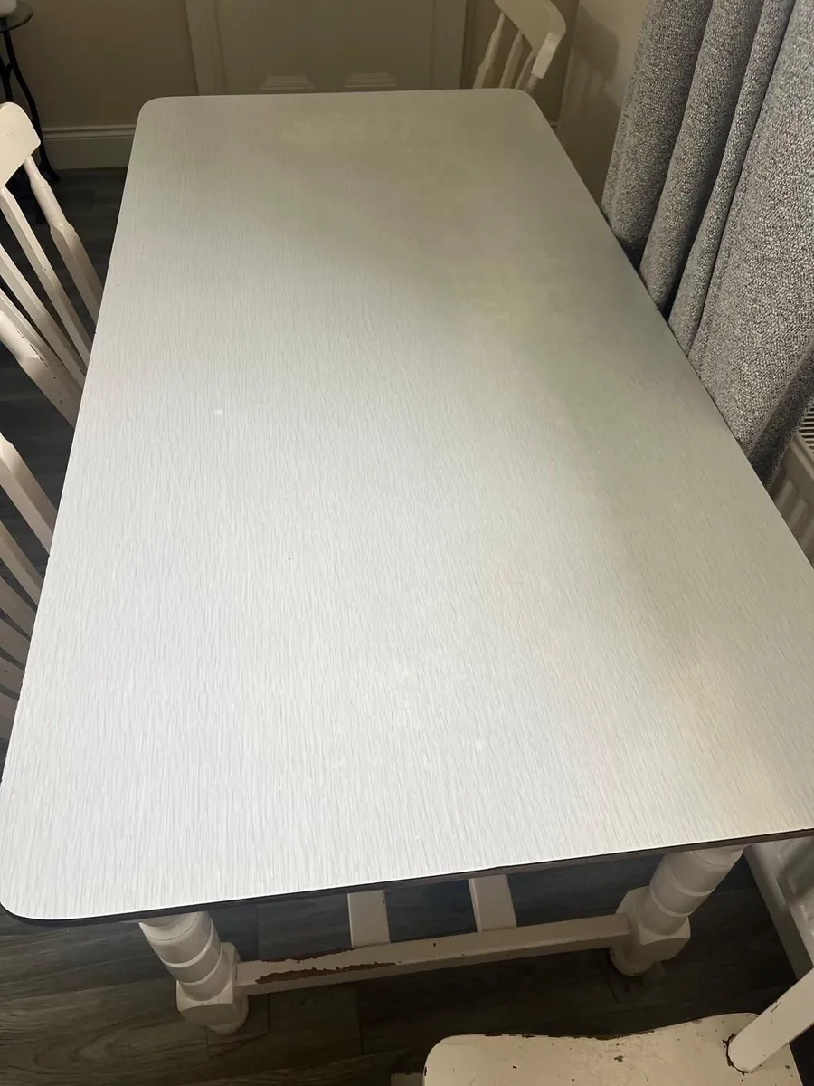 Table and chairs - Image 2