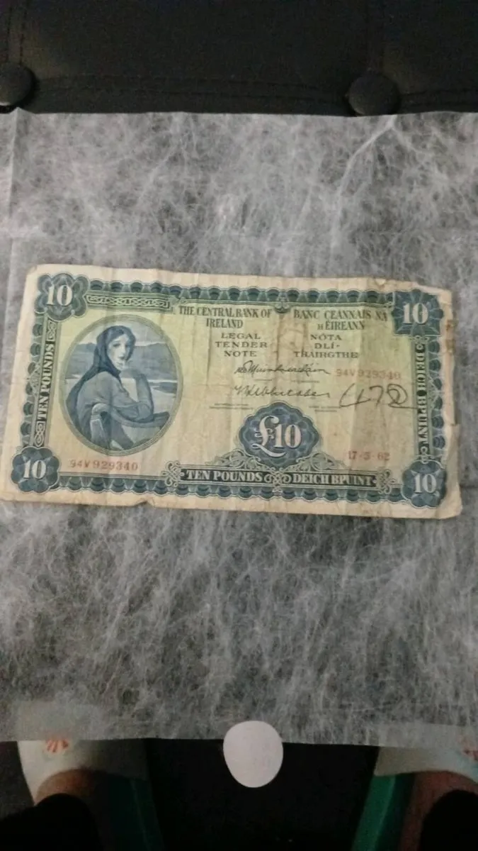 10 pound irish lady lavery note 17/5/62 - Image 2