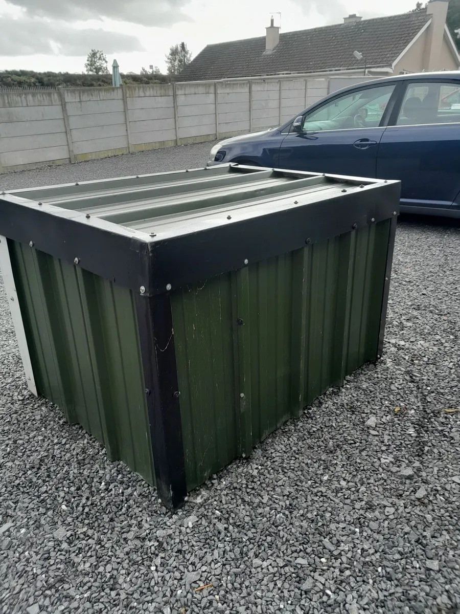 Dog box - Image 1