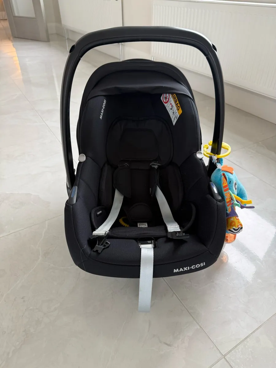Maxi Cosi Car Seat & Base - Image 2