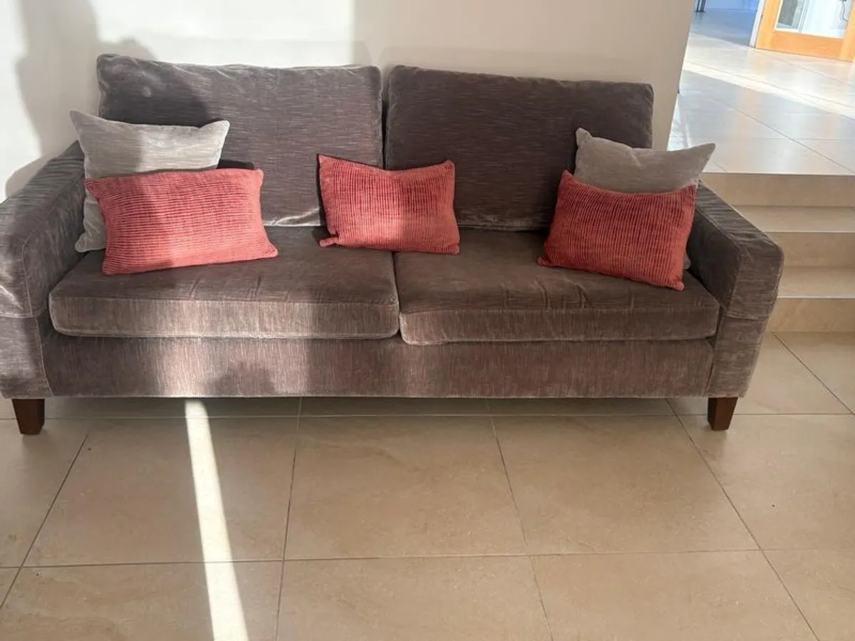 Lovely 3 seater couch - Image 4
