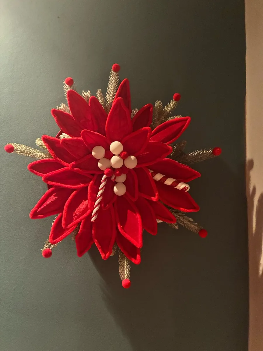 Red poinsettia Christmas luxurious wreath - Image 4