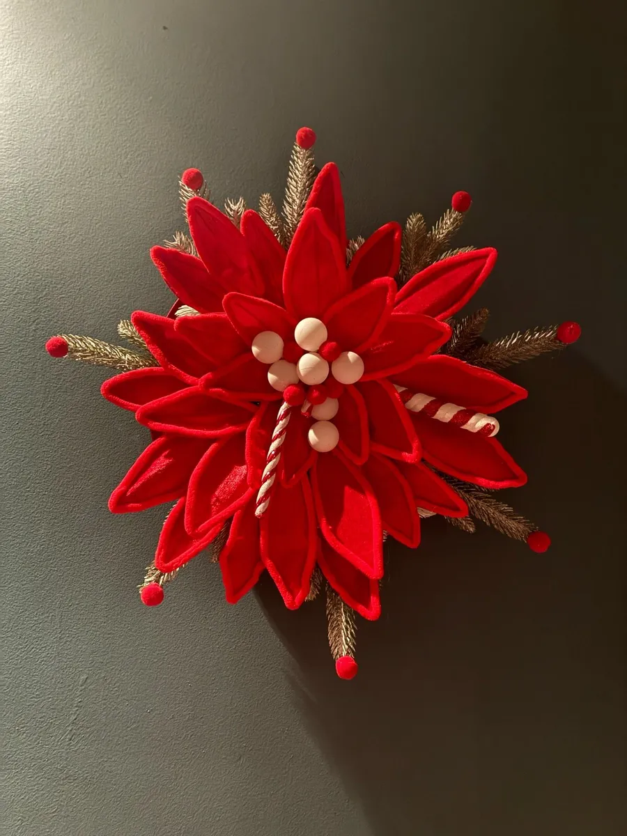 Red poinsettia Christmas luxurious wreath - Image 1