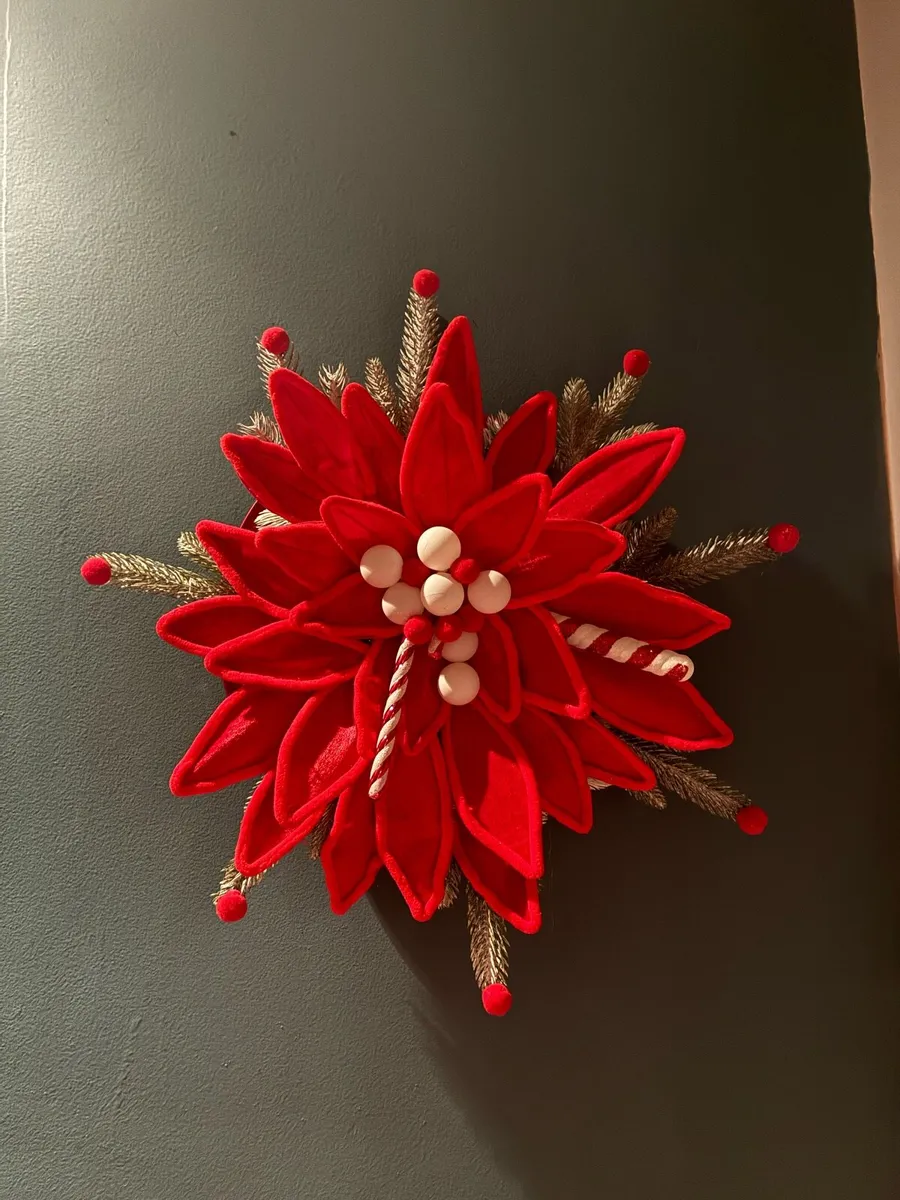 Red poinsettia Christmas luxurious wreath - Image 2