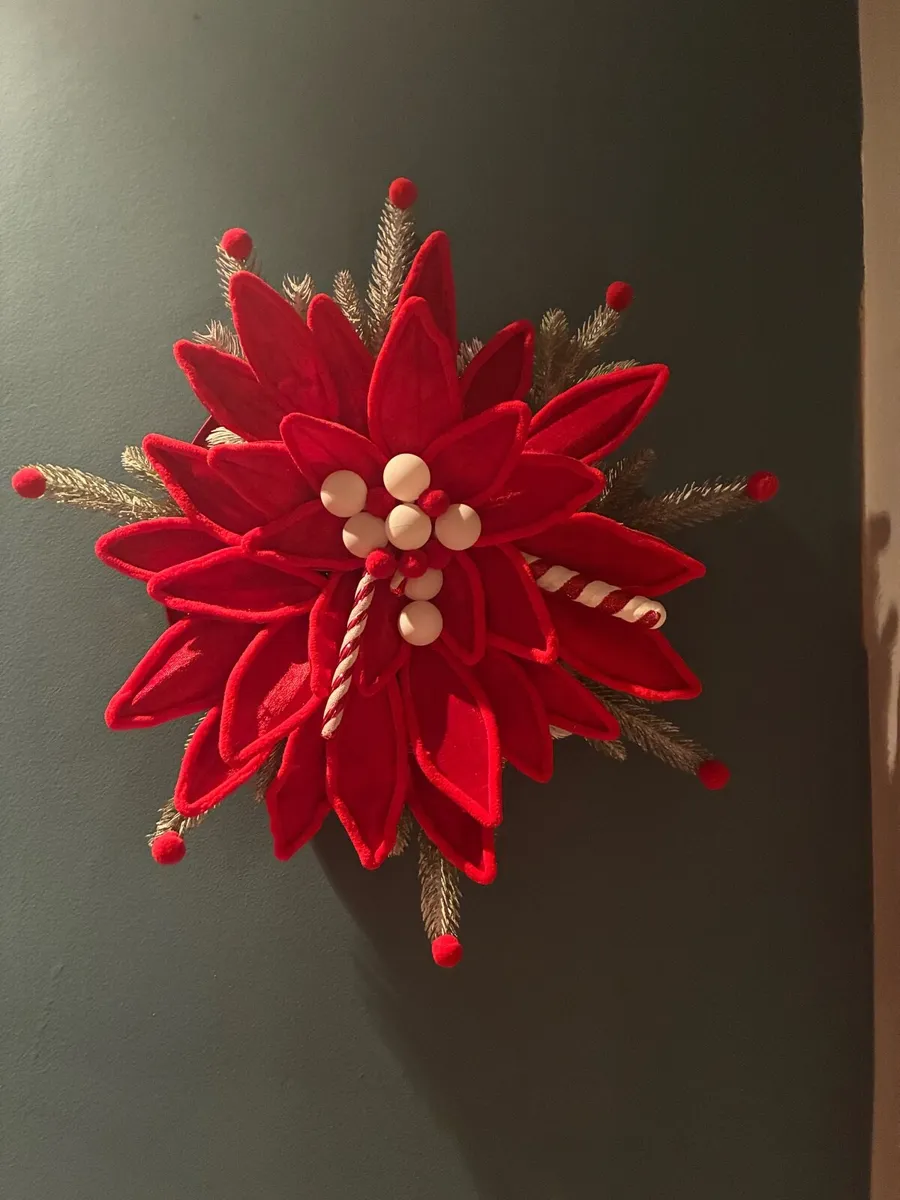 Red poinsettia Christmas luxurious wreath - Image 3