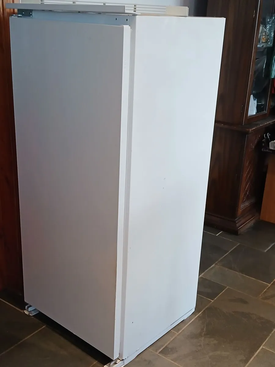 Integrated fridge - Image 1