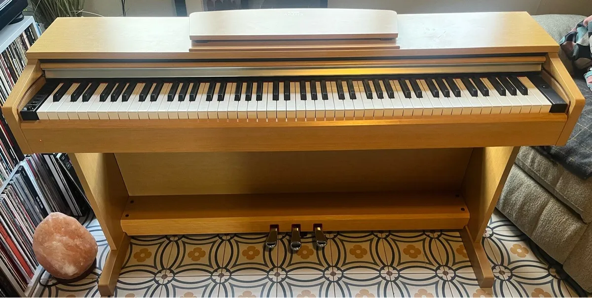 YAMAHA ARIUS PIANO - Image 1