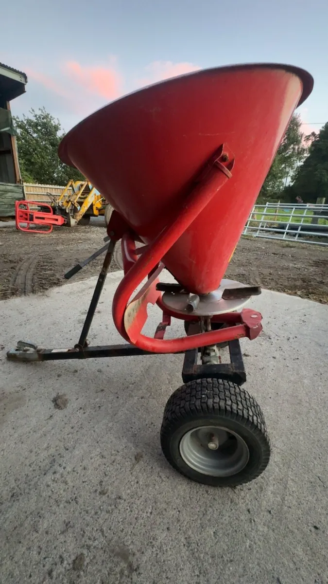 3 bag fertiliser spreader - Image 4