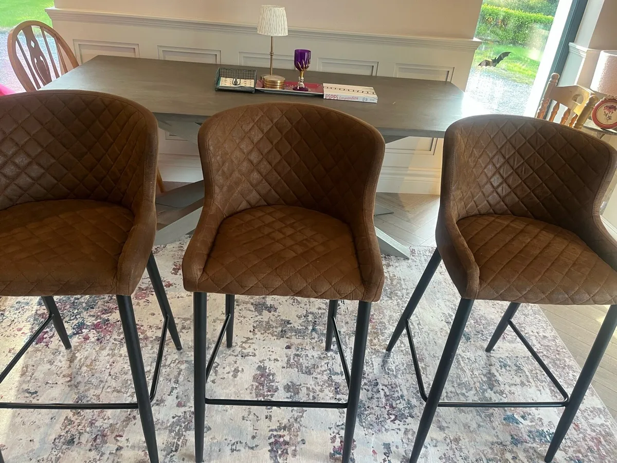 Bar stools & dressing table - Image 1