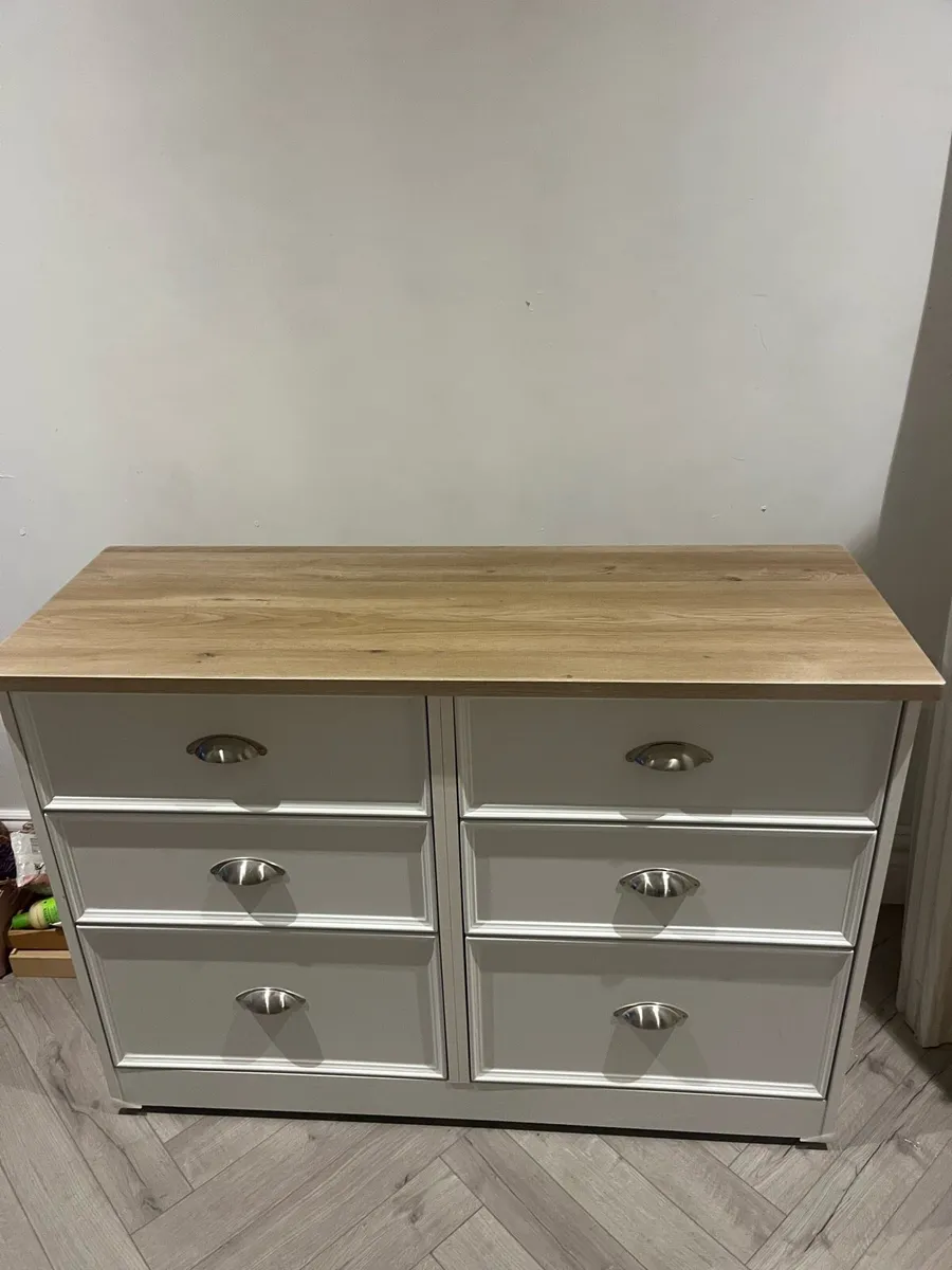 Bar stools & dressing table - Image 2